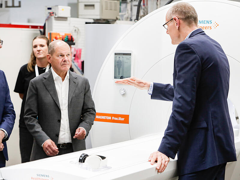 Gebannt lauscht Olaf Scholz den Ausf&uuml;hrungen Siemens Healthineers-CEO Bernd Montag (rechts).