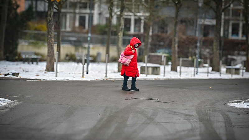 Nicht nur für Autofahrer war am Montagmorgen (19.12.) Vorsicht geboten, auch Fußgänger hatten mit Blitzeis zu kämpfen.