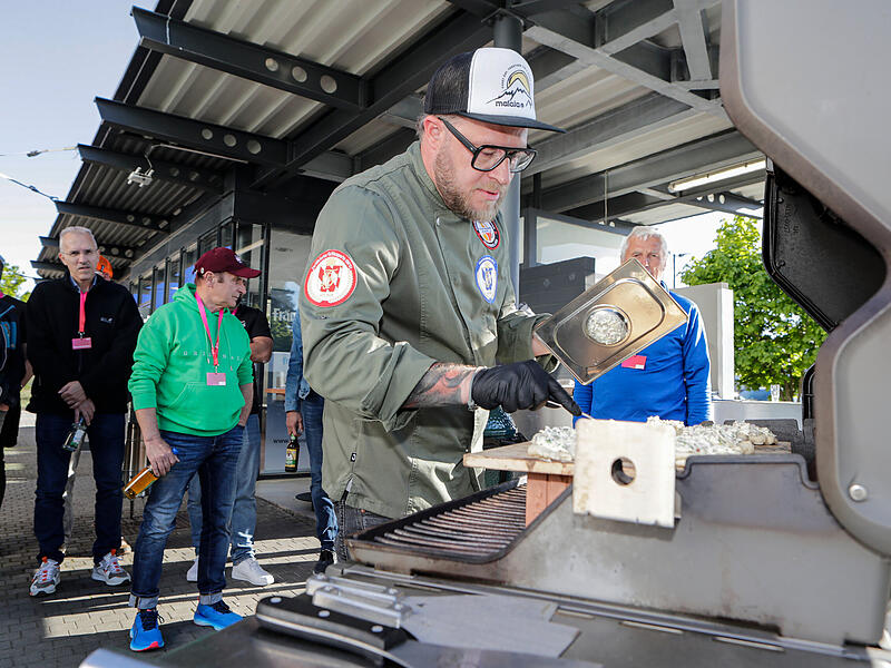 Zwiebelkuchen vom Gasgrill? Grillmeister Tobias Krause zeigte, wie es geht.Grill-Workshop