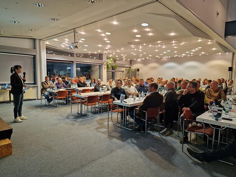 Cordula Kuhlmann informiert die Stadt- und Gemeinderäte über die Ziele des Projekts „Gute Pflege“.