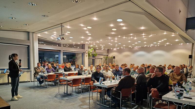 Cordula Kuhlmann informiert die Stadt- und Gemeinder&auml;te &uuml;ber die Ziele des Projekts &bdquo;Gute Pflege&ldquo;.