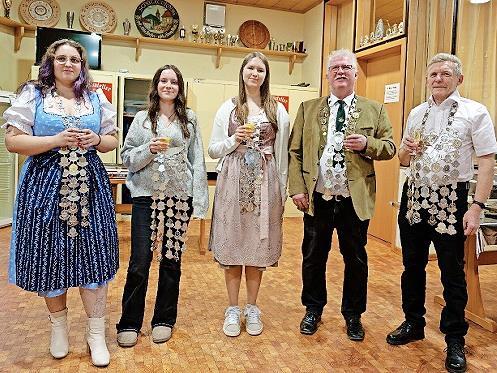 Das K&ouml;nigshaus: (v.l.) Luftpistolenk&ouml;nigin Saskia Heinrich, Jugendkaiserin Elisabeth Vocke, Bogenjugendk&ouml;nigin Lenja Nitschke, Bogenk&ouml;nig J&uuml;rgen K&uuml;fner, Luftgewehrk&ouml;nig Herbert Friedlein.