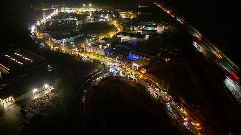 Erneute Blockade - Bauern, Spediteure und Handwerker blockieren seit dem frühen Mittwochmorgen (31.01.2024) die Zu- und Ausfahrten des REWE-Zentrallagers in Buttenheim.