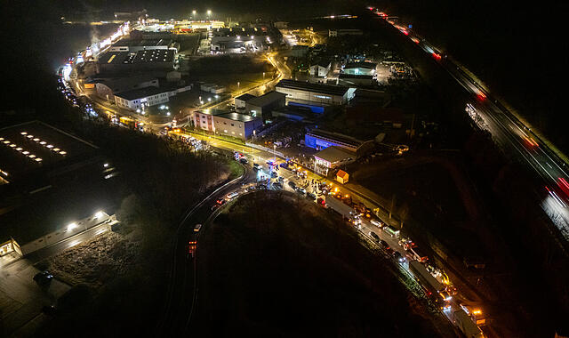 Erneute Blockade - Bauern, Spediteure und Handwerker blockieren seit dem frühen Mittwochmorgen (31.01.2024) die Zu- und Ausfahrten des REWE-Zentrallagers in Buttenheim.