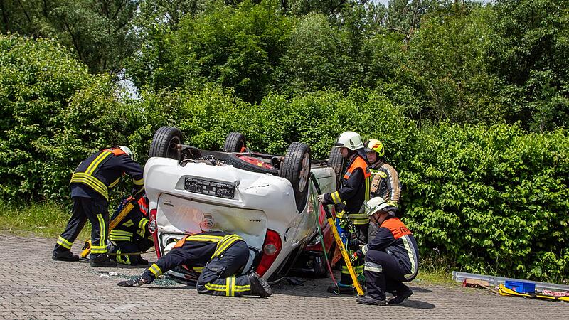 Von den 24 gespendeten Fahrzeugen waren nach dem Workshop der Br&uuml;ckenauer Feuerwehr in Technischer Hilfeleistung 20 Autos wirklich schrottreif.