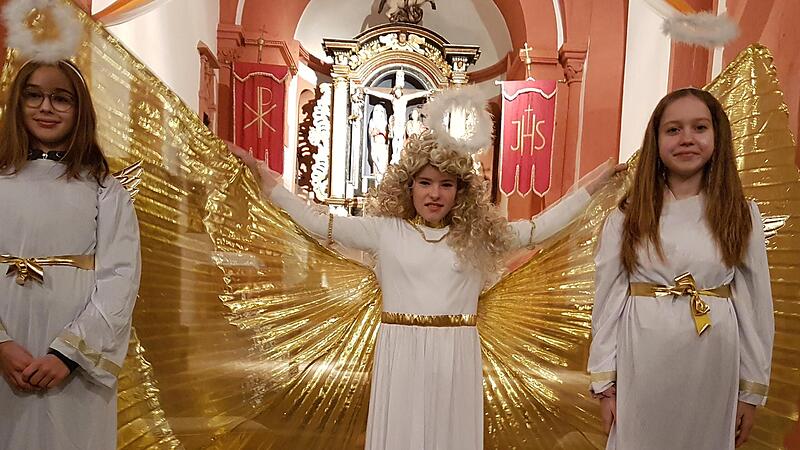 Das Christkind kommt zum Adventsmarkt und liest Geschichten vor.