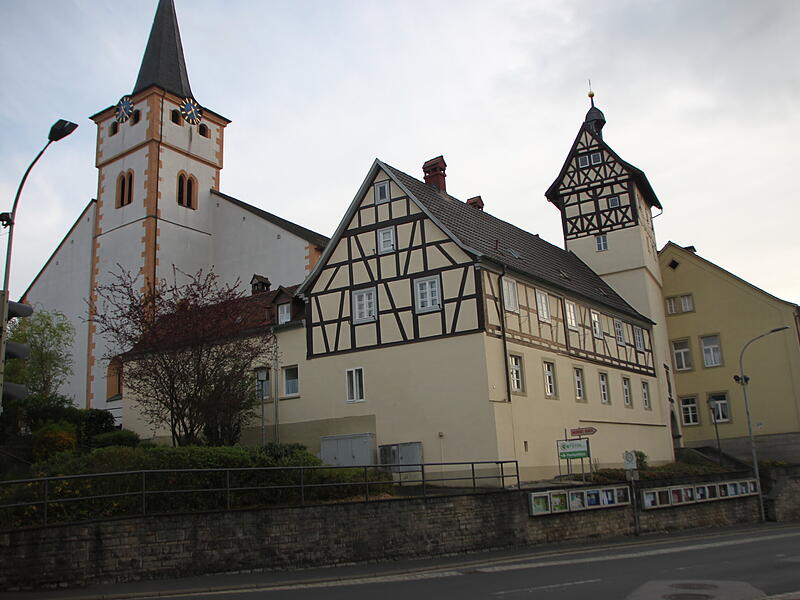 F&uuml;r diesen Ort findet sich ein Bodendenkmal mit Fundamenten mittelalterlicher Vorg&auml;ngerbauten der  Pfarrkirche St. Kilian.