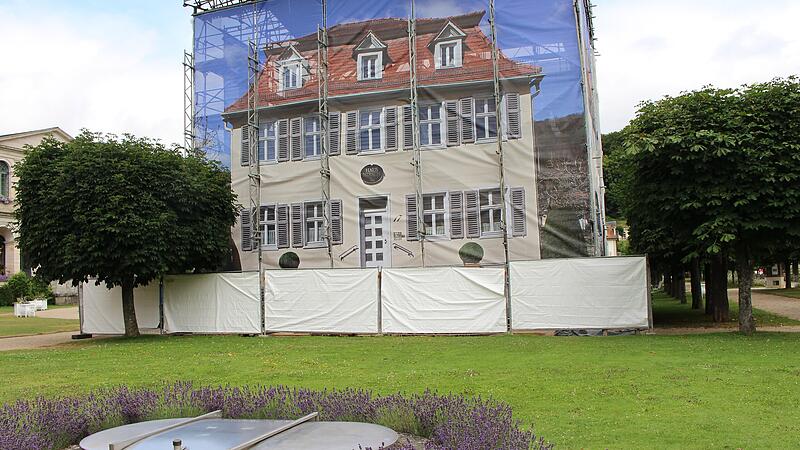Die Generalsanierung im Haus Hirsch im Staatsbad Bad Br&uuml;ckenau hat begonnen: Im Schlosspark versucht die Kurverwaltung so wenig wie m&ouml;glich die Ruhe der Besucher st&ouml;ren.