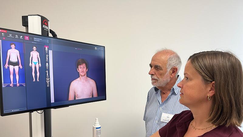 Dr. Hans-Joachim M&ouml;rsdorf und Johanna Braun schauen genau drauf, was die K&uuml;nstliche Intelligenz bereits vorgearbeitet hat: In Forchheim bietet das regionale &Auml;rztenetze &bdquo;Unternehmung Gesundheit Franken&ldquo; (UGeF) seit Juli hochmoderne Hautkrebsvorsorge an. Unser Reporter hat es ausprobiert.