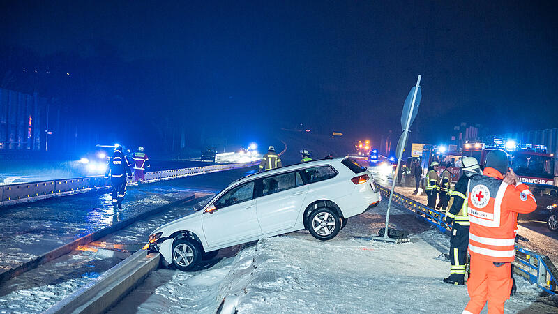 Massenkarambolage mit 21 Verletzten: Blitzeis-Chaos auf der B173Unfall auf der B173 bei Lichtenfels Massenkarambolage mit 21 Verletzten: Blitzeis-Chaos auf der B173Unfall auf der B173 bei Lichtenfels