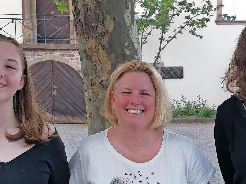 Die Siegerinnen im Blasrohr-Wettbewerb: (von links) Kyra Kleinhenz (3. Vereinsmeisterin), Yvonne Kleinhenz (1. Vereinsmeisterin), Jessi Eck (2. Vereinsmeisterin). Die Siegerinnen im Blasrohr-Wettbewerb: (von links) Kyra Kleinhenz (3. Vereinsmeisterin), Yvonne Kleinhenz (1. Vereinsmeisterin), Jessi Eck (2. Vereinsmeisterin).