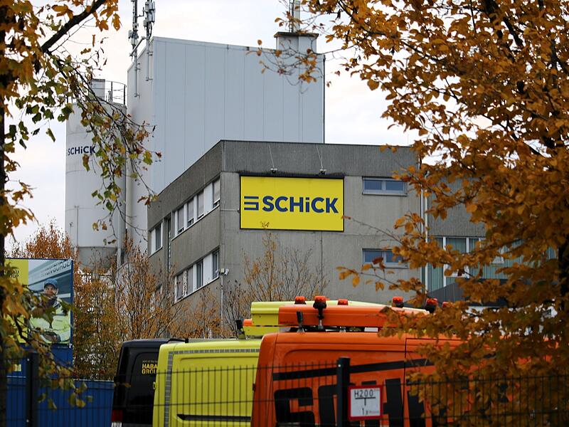 Der Stammsitz der Schick-Gruppe befindet sich in Albertshausen, die Restrukturierung betrifft aber alle Standorte und Tochterunternehmen. Der Stammsitz der Schick-Gruppe befindet sich in Albertshausen, die Restrukturierung betrifft aber alle Standorte und Tochterunternehmen.