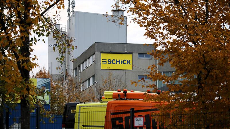 Der Stammsitz der Schick-Gruppe befindet sich in Albertshausen, die Restrukturierung betrifft aber alle Standorte und Tochterunternehmen. Der Stammsitz der Schick-Gruppe befindet sich in Albertshausen, die Restrukturierung betrifft aber alle Standorte und Tochterunternehmen.