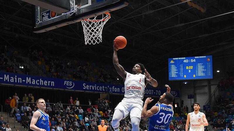 Der  Bamberger Aufbauspieler Patrick Miller  (wei&szlig;es Trikot) hat wieder einmal seinen Gegenspieler stehenlassen und punktet in der Frankfurter Zone.