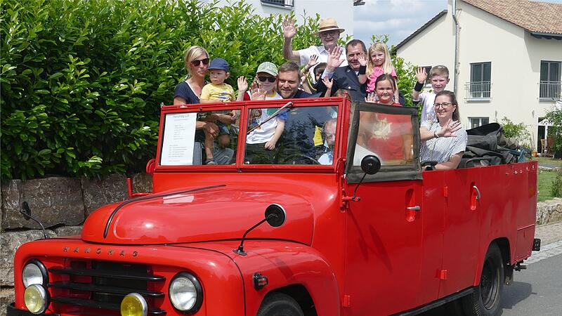 Mit dem betagten Feuerwehr-Cabrio ging es mit Eigentümer Peter Ringelmann am Steuer durch das Dorf. Mit dem betagten Feuerwehr-Cabrio ging es mit Eigentümer Peter Ringelmann am Steuer durch das Dorf.