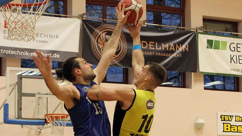 Der Breiteng&uuml;&szlig;bacher Jannick Rebens  (rechts) wird beim Wurf geblockt.