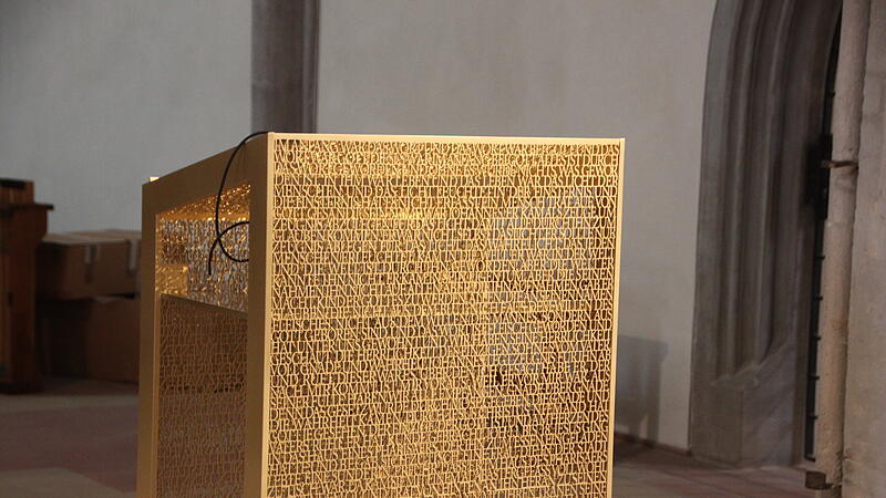 Der Ambo besteht aus Bibelversen.