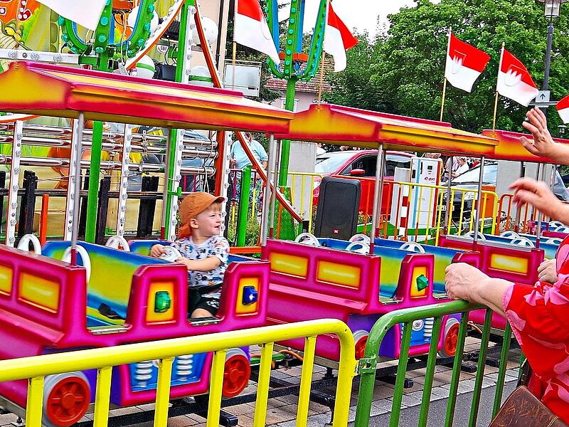 Eisenbahnfahren ist bei den J&uuml;ngsten beliebt, wie diese Aufnahme aus dem Vorjahr zeigt.Heike Sch&uuml;lein