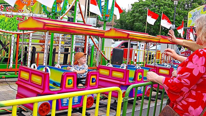 Eisenbahnfahren ist bei den Jüngsten beliebt, wie diese Aufnahme aus dem Vorjahr zeigt.Heike Schülein Eisenbahnfahren ist bei den Jüngsten beliebt, wie diese Aufnahme aus dem Vorjahr zeigt.Heike Schülein
