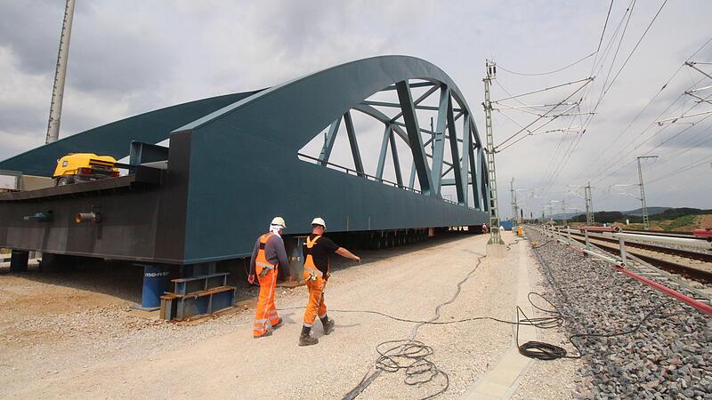 Noch steht der Zwilling aufgebockt neben der Strecke. Aber darunter wurden am Freitag bereits  Module der selbstfahrenden Plattform installiert.Forchheim & Fr&auml;nkische Schweiz