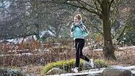 Frau joggt im Park Frau joggt im Park
