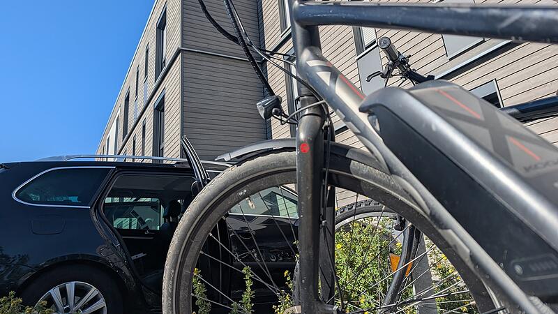 Wer neu bauen oder umbauen m&ouml;chte, muss Stellpl&auml;tze f&uuml;r Autos und Fahrr&auml;der mitdenken. Die nun erneut ge&auml;nderte neue Stellplatzsatzung regelt das klar und deutlich.