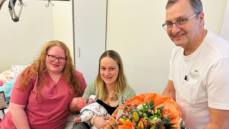 Forchheimer Neujahrsbaby 2025: Hebamme Julia Fritsche gratuliert Leonie Bernhardt am 2. Januar 2025 gemeinsam mit Dr. Stefan Weing&auml;rtler, Chefarzt der Abteilung f&uuml;r Frauenheilkunde und Geburtenhilfe, zur Geburt des  4055 Gramm schweren und 57 Zentimeter gro&szlig;en Jakob Ferdinand.