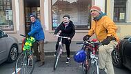 Dietmar Wohlfromm, Ellen M&uuml;tzel und Detlev Beck (von links) starten vor dem M17 zu einer Tour. Sie geh&ouml;ren zu einer Initiative, die das Radfahren in M&uuml;nnerstadt attraktiver machen und Missst&auml;nde beseitigen will.