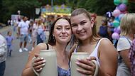 Diese zwei Mädels hatten Glück und ergatterten sich Freibier-KrügeForchheim & Fränkische Schweiz