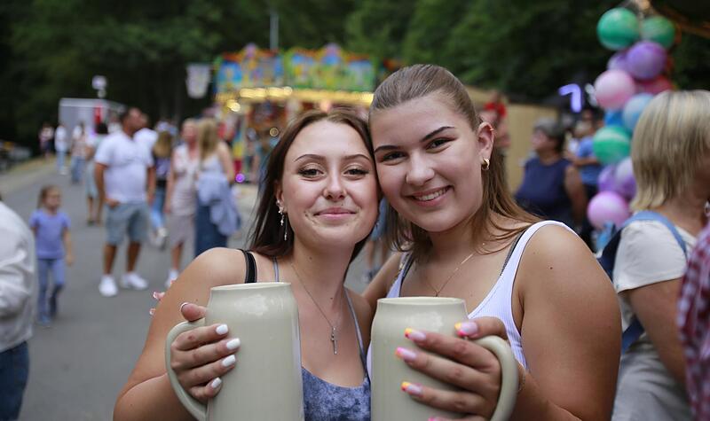 Diese zwei Mädels hatten Glück und ergatterten sich Freibier-KrügeForchheim & Fränkische Schweiz Diese zwei Mädels hatten Glück und ergatterten sich Freibier-KrügeForchheim & Fränkische Schweiz