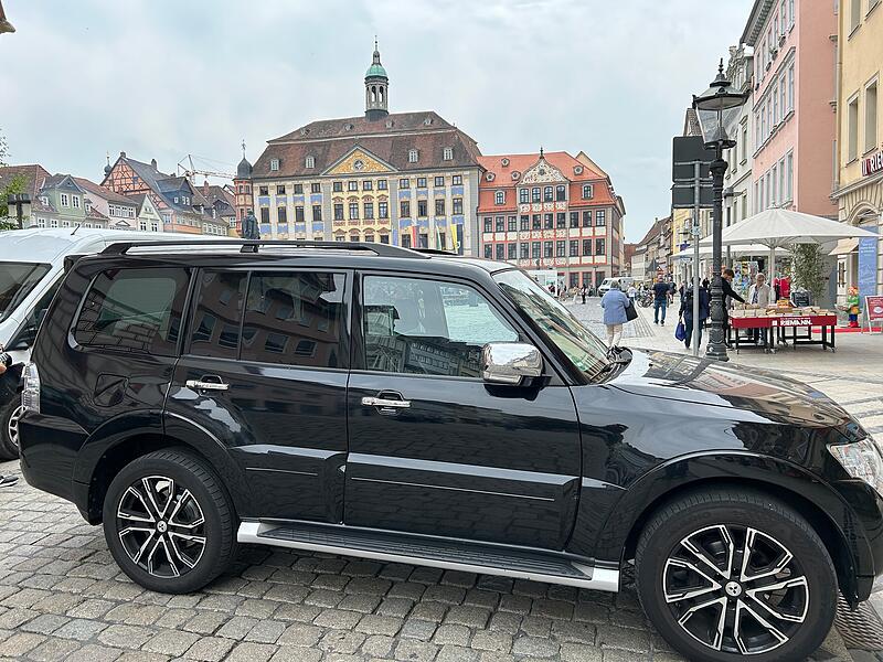 Sicherheitsma&szlig;nahmen in Coburg: Hier versperrt ein Auto die Zufahrt zum Coburger Marktplatz aus Richtung Spitalgasse.