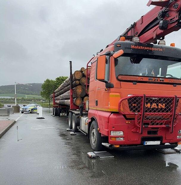 Polizeieinsatz auf der B303: Dieser viel zu schwer beladene Holz-Transporter wurde aus dem Verkehr gezogen.