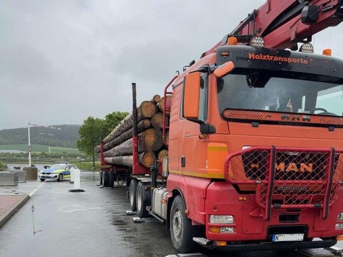 Polizeieinsatz auf der B303: Polizeieinsatz auf der B303: Dieser viel zu schwer beladene Holz-Transporter wurde aus dem Verkehr gezogen.