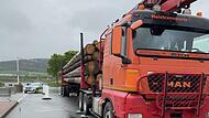 Polizeieinsatz auf der B303: Dieser viel zu schwer beladene Holz-Transporter wurde aus dem Verkehr gezogen.