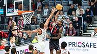 Baskets-Center Hason Ward traf nur vier seiner 14 Wurfversuche. Auch in dieser Szene verfehlte er den Korb. Baskets-Center Hason Ward traf nur vier seiner 14 Wurfversuche. Auch in dieser Szene verfehlte er den Korb.