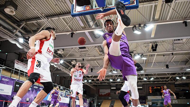 Eine unorthodoxe Pose des Göttingers Aubrey Dawkins (rechts), die zum zerfahrenen Spiel am Freitagabend passte. Besonders die Schlussphase war niveauarm - mit dem schlechteren Ende für Dominic Lockhart (links), Chase Fieler & Co. Eine unorthodoxe Pose des Göttingers Aubrey Dawkins (rechts), die zum zerfahrenen Spiel am Freitagabend passte. Besonders die Schlussphase war niveauarm - mit dem schlechteren Ende für Dominic Lockhart (links), Chase Fieler & Co.