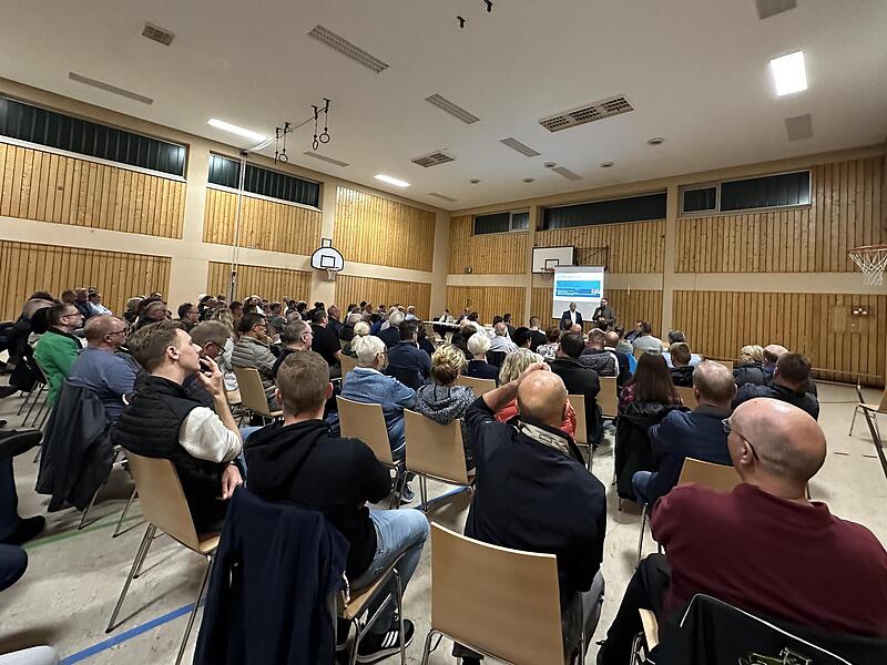 Ausgesprochen groß war das Interesse der Bürger an der jüngsten gemeinsamen Sitzung der beiden Gemeinderäte aus Schondra und Oberleichtersbach. Die Sitzung hatte nur einen einzigen Tagesordnungspunkt: Der geplante Solarpark zwischen Unterleichter...