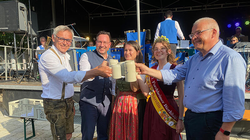 Der Auftakt des Altstadtfestes in Ebermannstadt mit B&uuml;rgermeisterin Christiane Meyer (Mitte links) und der Forchheimer Bierk&ouml;nigin Karolin I (Mitte rechts).