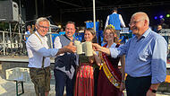 Der Auftakt des Altstadtfestes in Ebermannstadt mit Bürgermeisterin Christiane Meyer (Mitte links) und der Forchheimer Bierkönigin Karolin I (Mitte rechts).