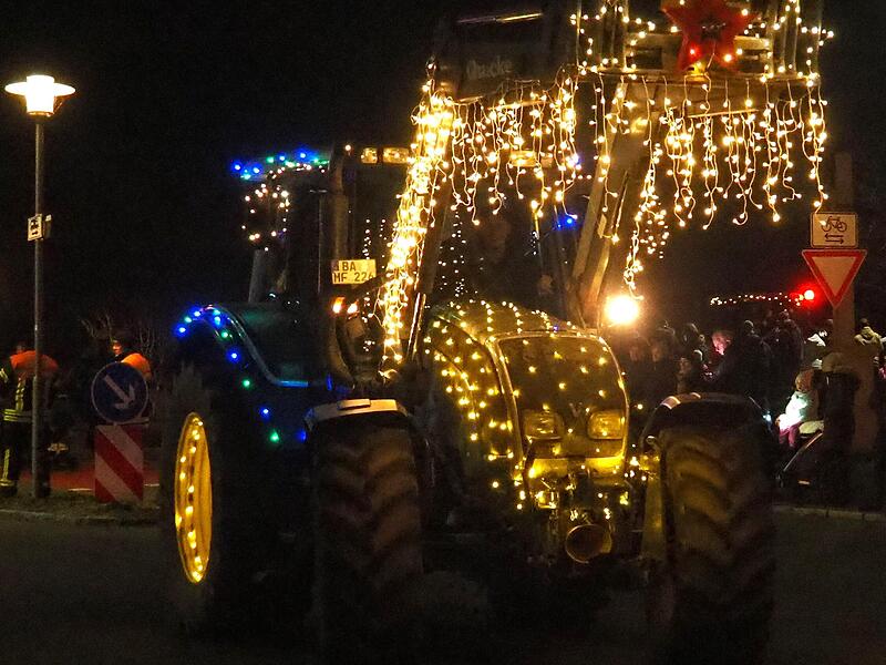Gut 50 geschm&uuml;ckte Traktoren und Fahrzeuge werden am Samstag (07.12.24) wieder durch Hirschaid rollen  - so wie hier im Jahr 2023.