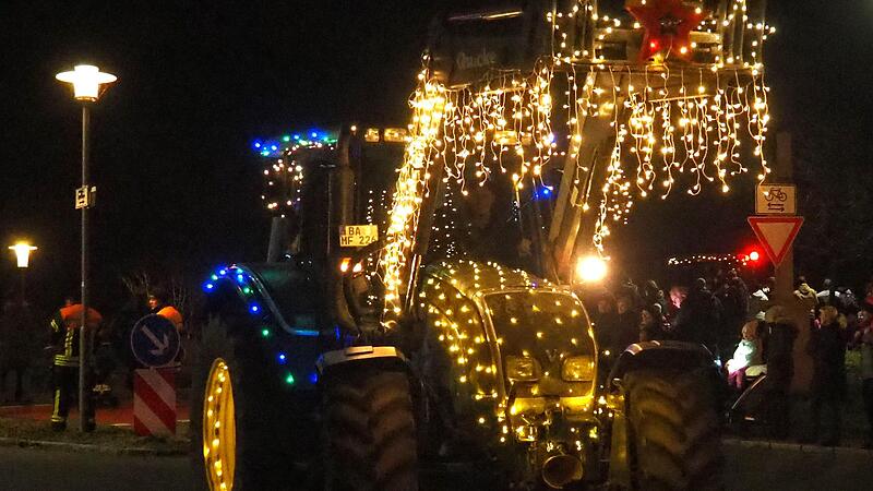 Gut 50 geschm&uuml;ckte Traktoren und Fahrzeuge werden am Samstag (07.12.24) wieder durch Hirschaid rollen  - so wie hier im Jahr 2023.