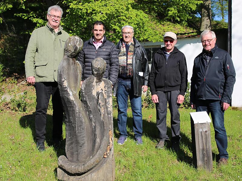 An der  Figur „Erschaffung der Welt“: Die Bürgermeister Helmuth Dietz (Untermerzbach) und Maximilian  Neeb (Seßlach) mit ihren Vorgängern Walter Eichhorn und Hendrik Dressel (rechts). Erwin Brückner (zweiter von rechts)   organisiert die Wanderung...