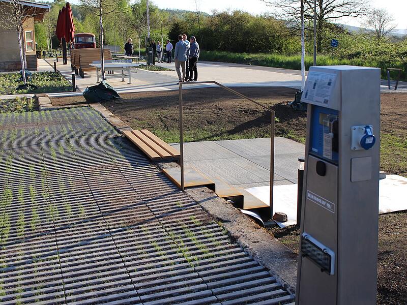 Die Wohnmobilstellplätze am Gleispark Rupboden sind komfortabel mit jeweils eigener Terasse und Sitzgelegenheit. Die Wohnmobilstellplätze am Gleispark Rupboden sind komfortabel mit jeweils eigener Terasse und Sitzgelegenheit.