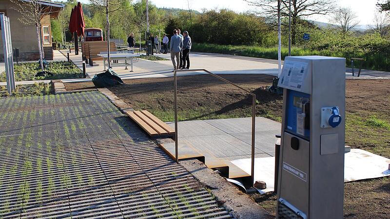 Die Wohnmobilstellpl&auml;tze am Gleispark Rupboden sind komfortabel mit jeweils eigener Terasse und Sitzgelegenheit.