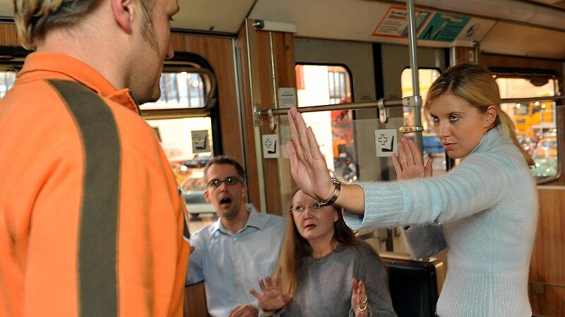 Polizeihauptmeisterin Diane Schöffel übt mit Kursteilnehmern die Abwehr gegen einen Angreifer in einer U-Bahn in München.
