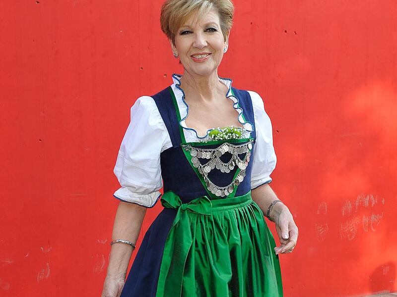 Carolin Reiber im Dirndl