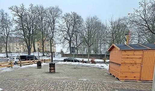 Noch steht die Gl&uuml;hweinbude (rechts) am Rentweinsdorfer Planplatz. Der Gemeinderat diskutierte aber schon Fr&uuml;hlingsveranstaltungen.