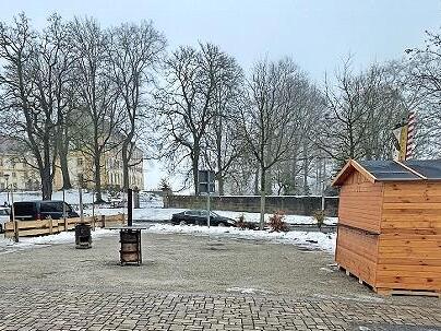 Noch steht die Gl&uuml;hweinbude (rechts) am Rentweinsdorfer Planplatz. Der Gemeinderat diskutierte aber schon Fr&uuml;hlingsveranstaltungen.