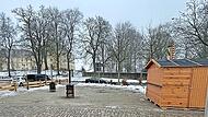 Noch steht die Gl&uuml;hweinbude (rechts) am Rentweinsdorfer Planplatz. Der Gemeinderat diskutierte aber schon Fr&uuml;hlingsveranstaltungen.