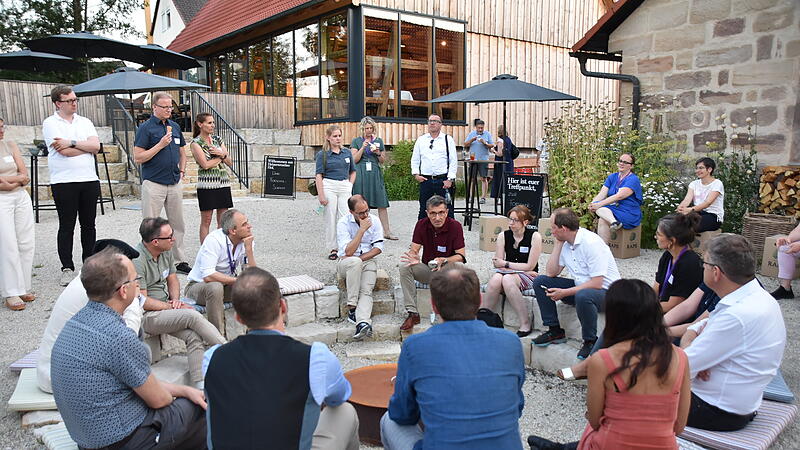 Vernetzung und Austausch am Heinersreuther Hof: Das funktioniert auch in lockerer Atmosph&auml;re.